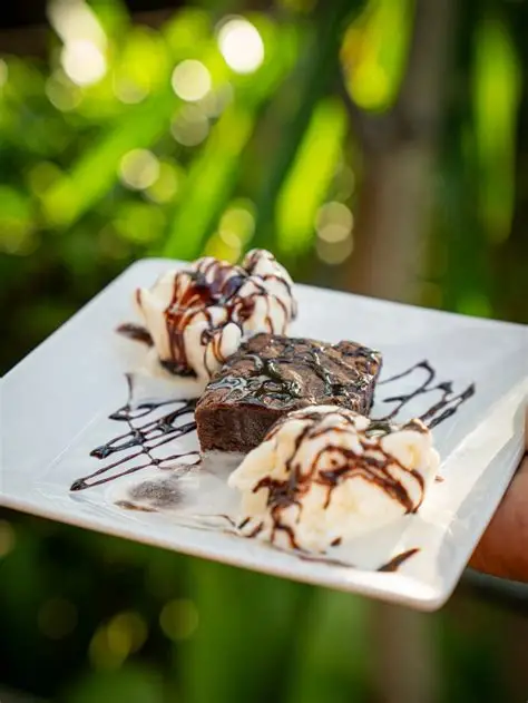 Brownie com sorvete e calda de chocolate