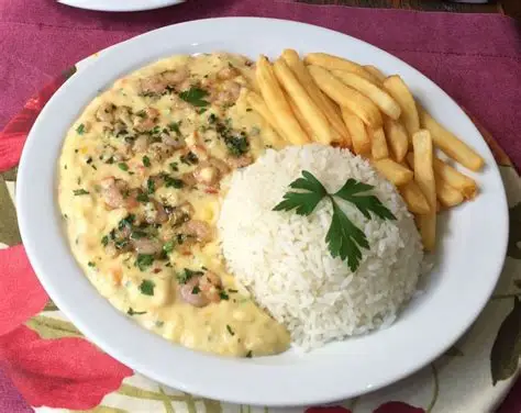 Camarão ao catupiry com arroz e batata frita