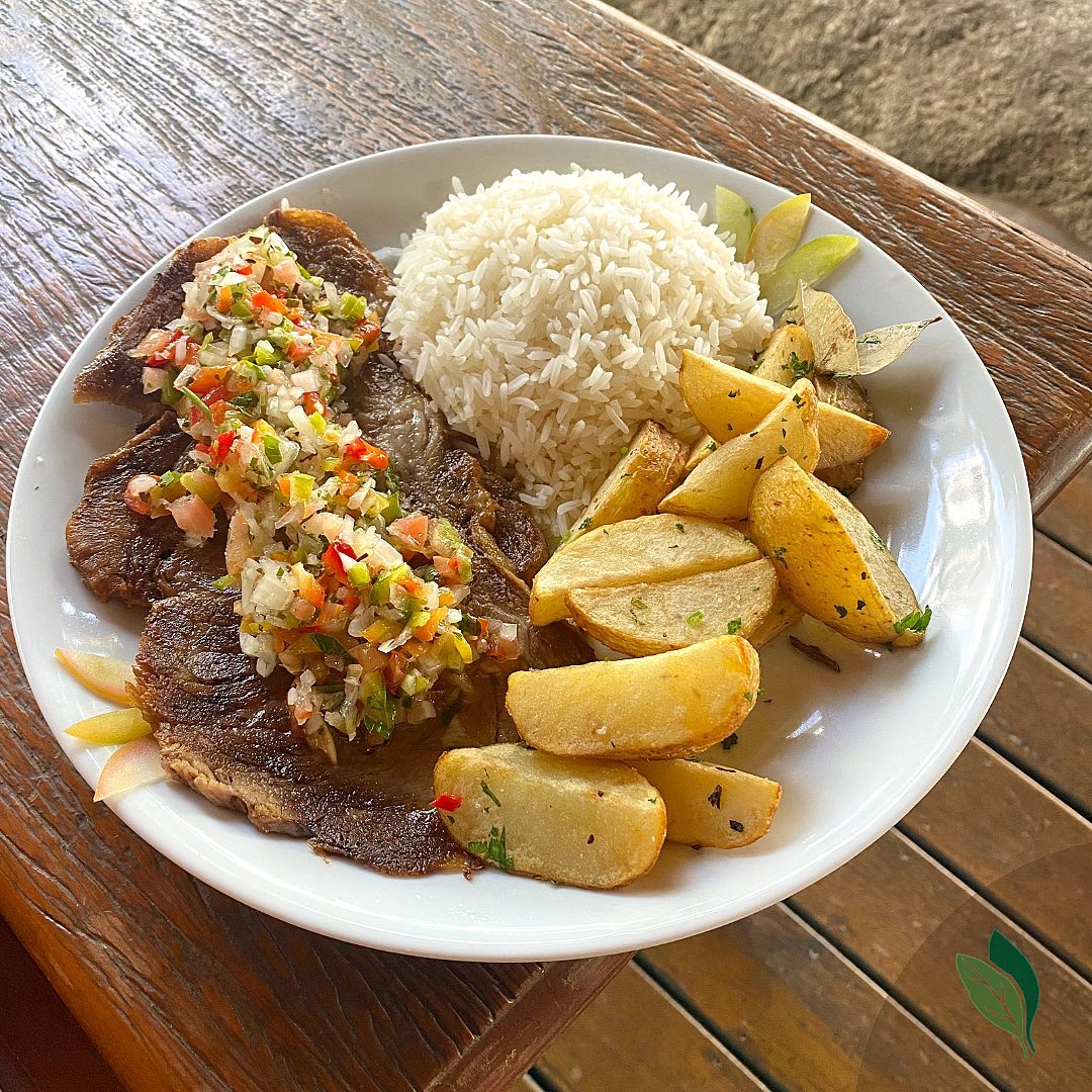 Contrafilé com vinagrete, arroz e batata rústica